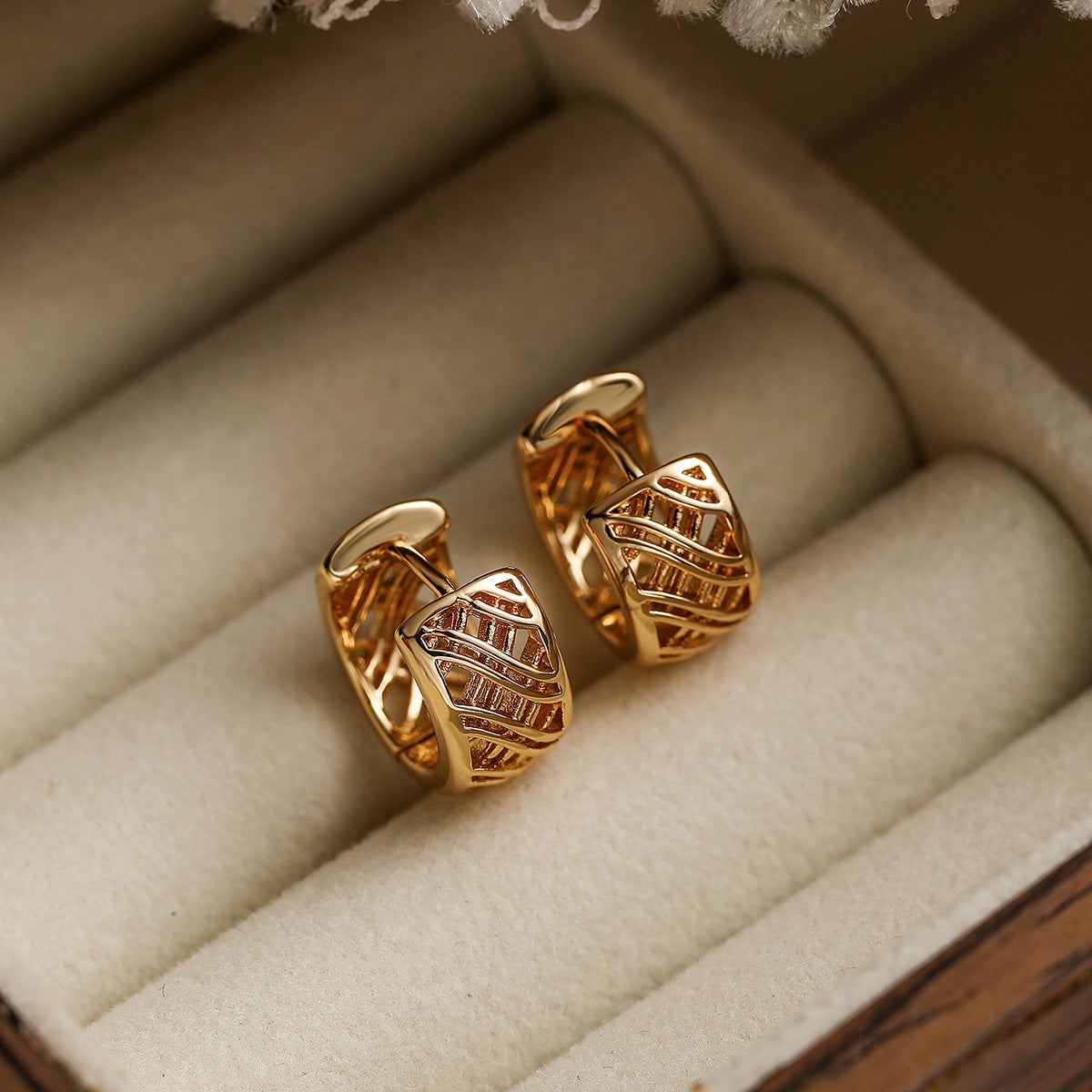Orecchini mini Huggie da donna a forma di cuore geometrico cavo in stile vintage realizzati in rame con finitura placcata