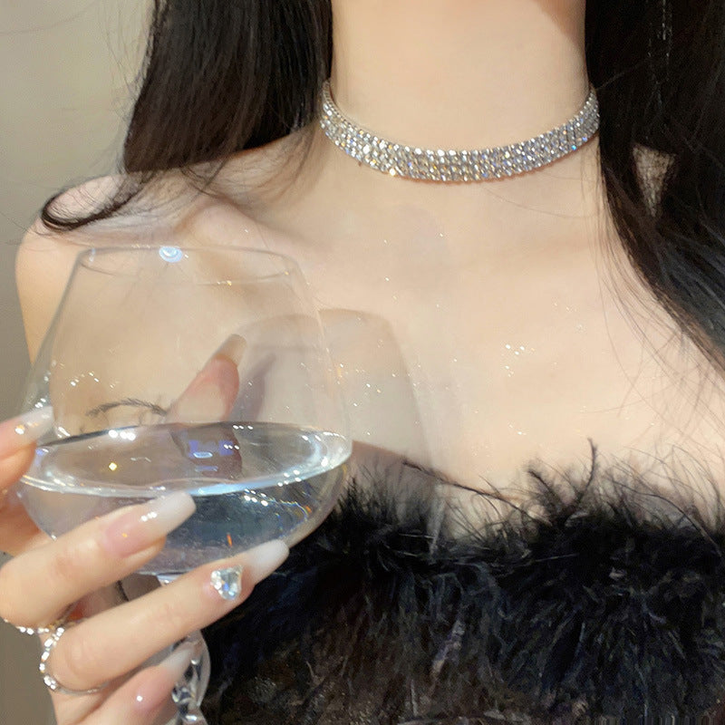 Elegante collar con colgante de lazo de diamantes de imitación y detalles de nácar perlado para mujer — Delicada cadena para clavícula en estilo de lujo minimalista y a la moda