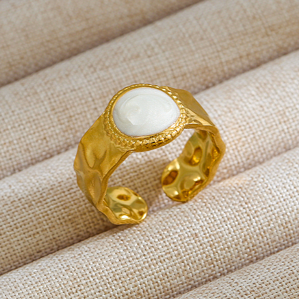 Anillo de Acero Titanio en Forma de U Geométrico Estilo Punk con Baño de Oro de 18K y Piedra Ovalada de Lava Micro-Pavé