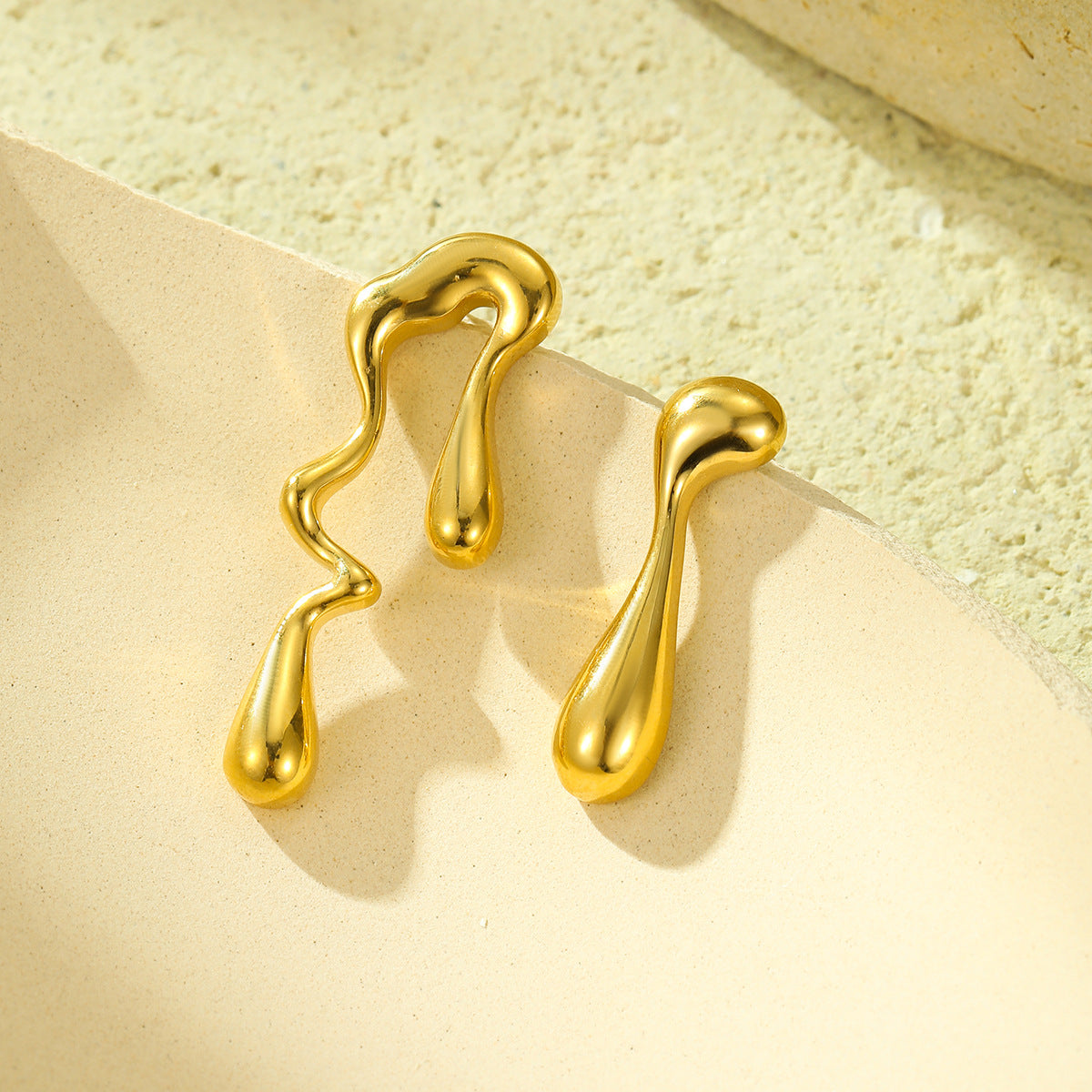 Orecchini da donna alla moda in acciaio inossidabile a forma di goccia d'acqua con placcatura in oro e design geometrico