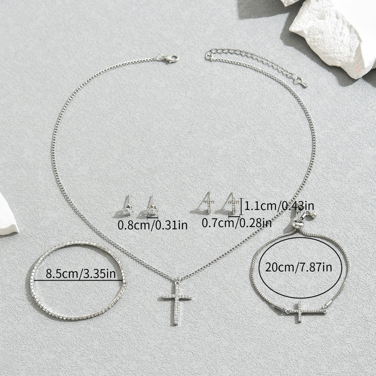 Set di gioielli in lega con ciondolo a croce minimalista con intarsio di strass per donna, include orecchini, bracciale e collana