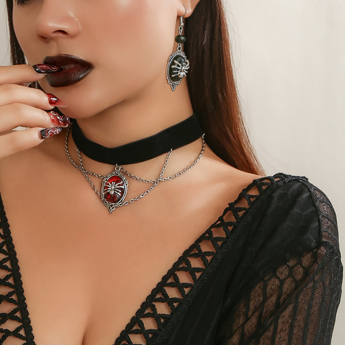 Gargantilla gótica de aleación negra con colgante de araña y diseño de cadena O para mujer