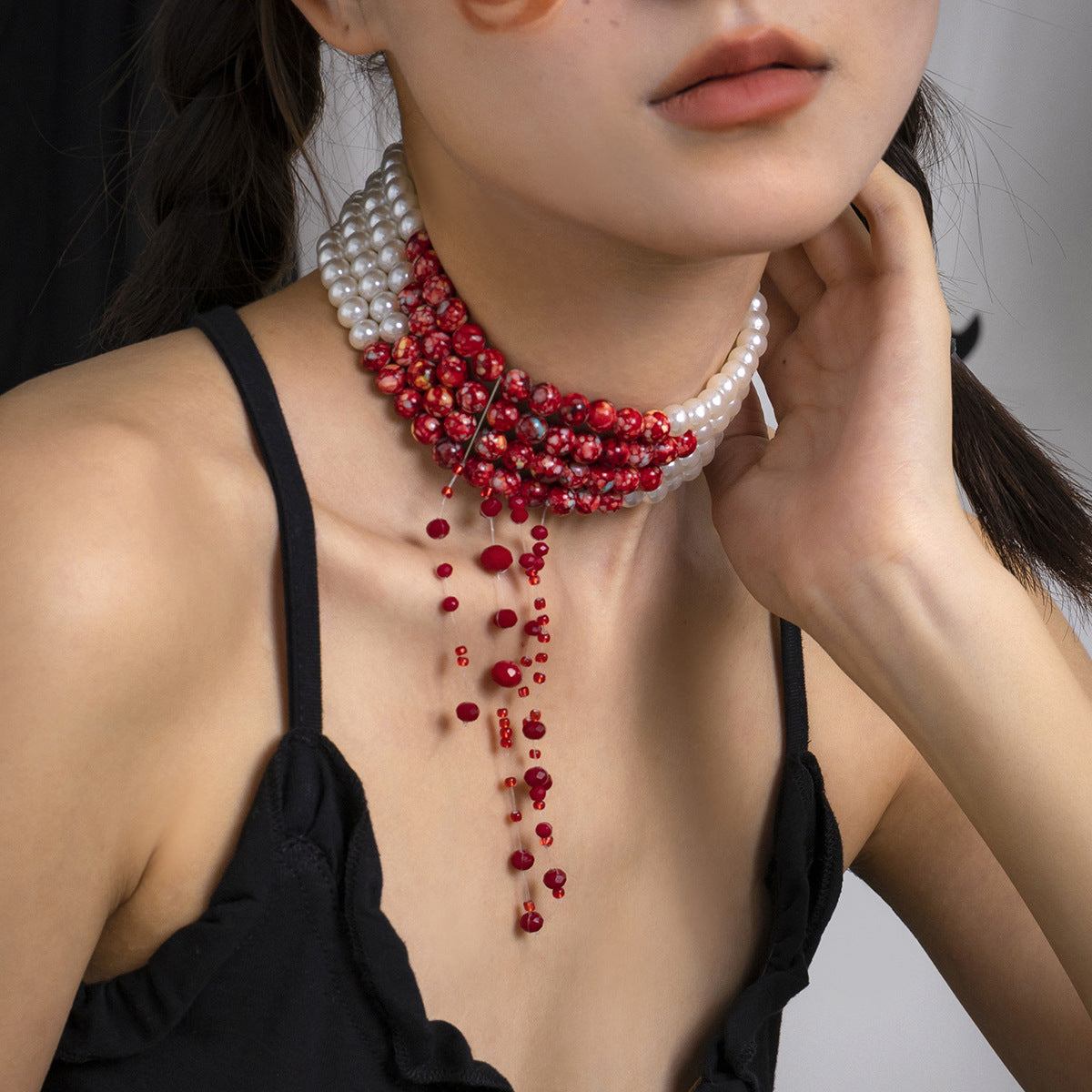Collana vintage gotica multistrato con perle e nappe, ciondolo con strass e finitura placcata, da donna