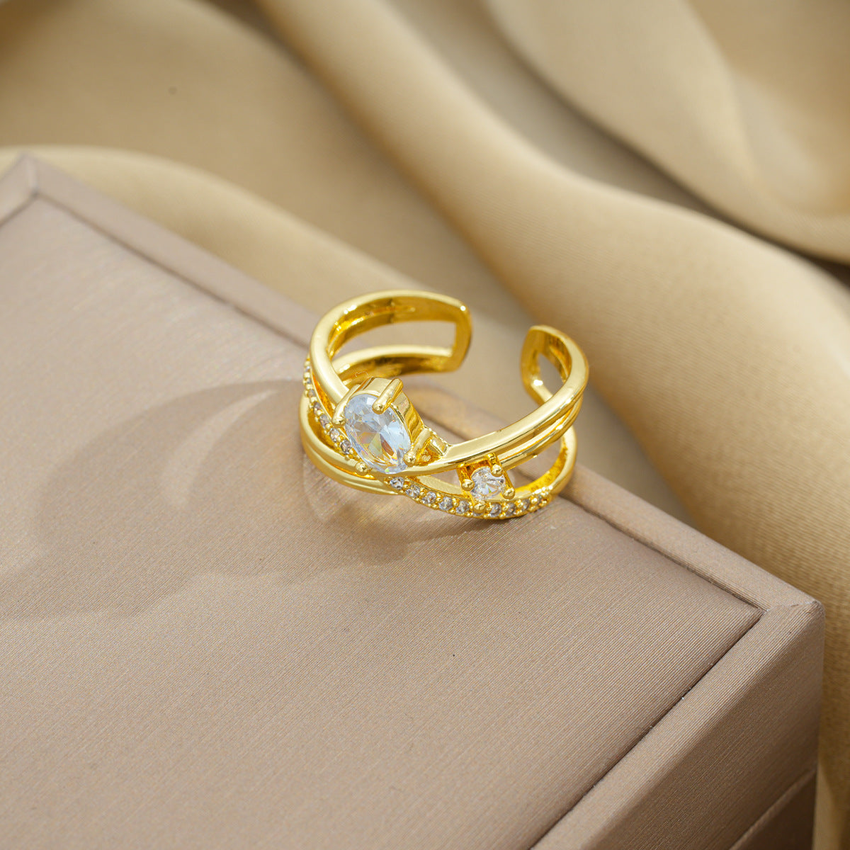 Anillo Abierto Apilable de Cobre Minimalista Geométrico con Circonita y Baño de Oro para Mujer
