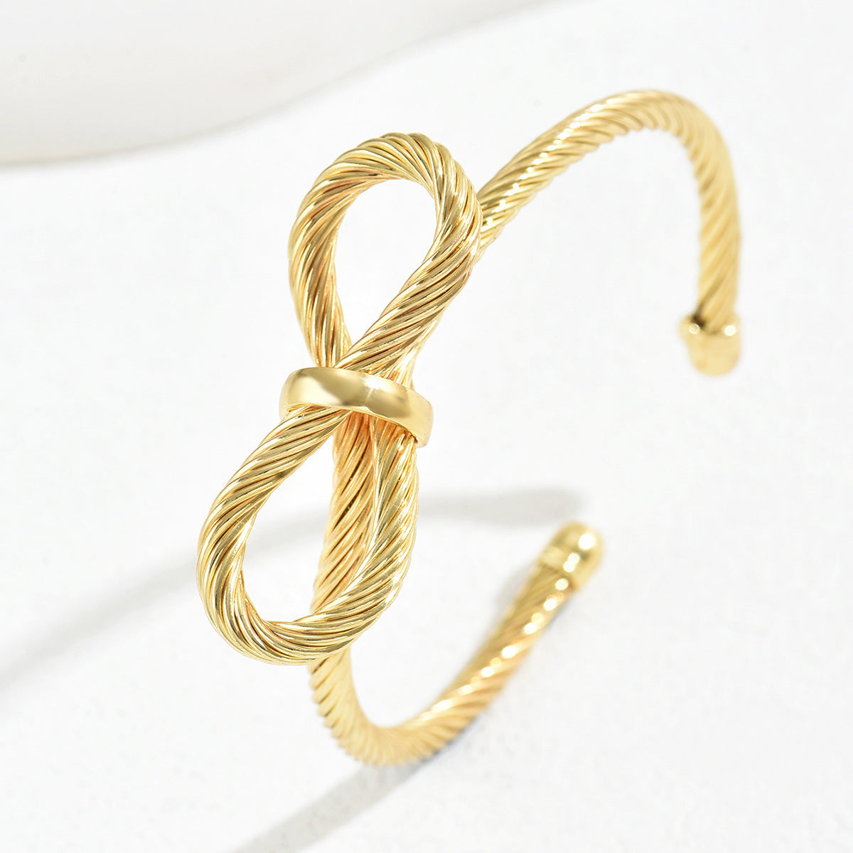 Pulsera de Cobre Minimalista en Forma de Lazo con Diseño de Apertura Ajustable, Acabado Chapado, Joyería Elegante y Versátil para la Mano