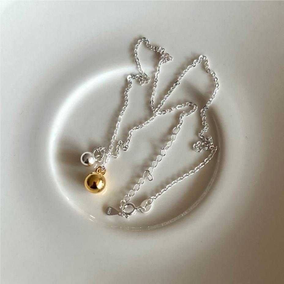 Collana Minimalista con Doppia Perla Geometrica Tonda in Argento Sterling 925