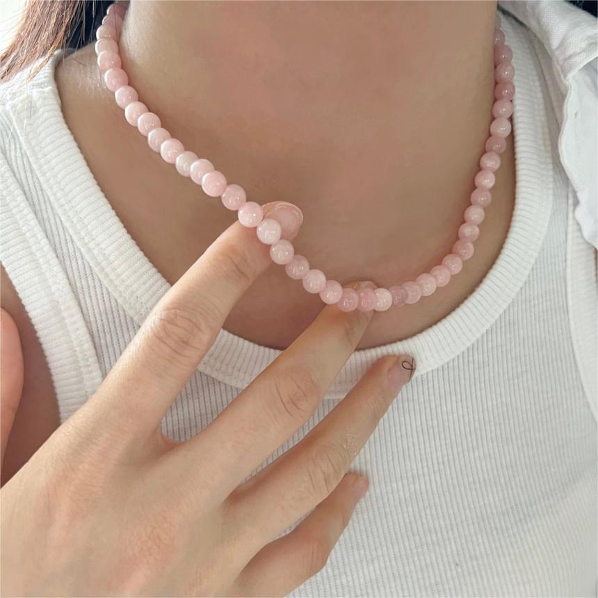 Collar con colgante geométrico minimalista de plata de ley 925 con ágata roja y detalles de cristal rosa, cadena estilo serpiente