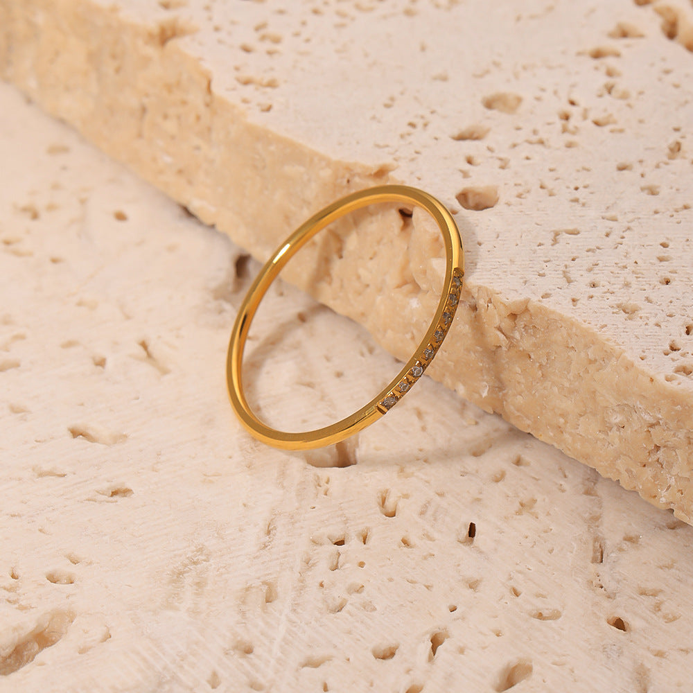 Anello da donna minimalista in acciaio al titanio con geometria e zirconi micropavé placcati in oro 18 carati