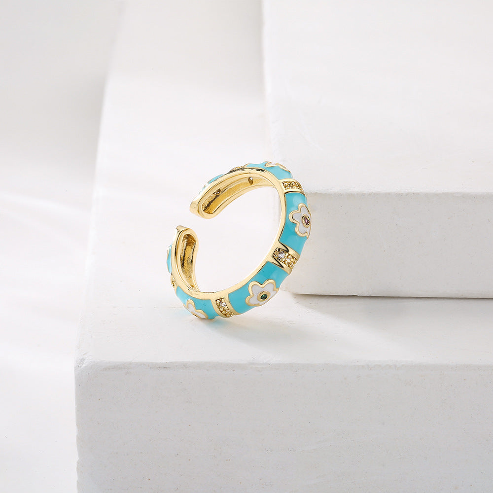 Anillo de flores geométricas irregulares estilo bohemio para mujer, hecho de cobre con chapado en oro de 18 quilates y acabado esmaltado