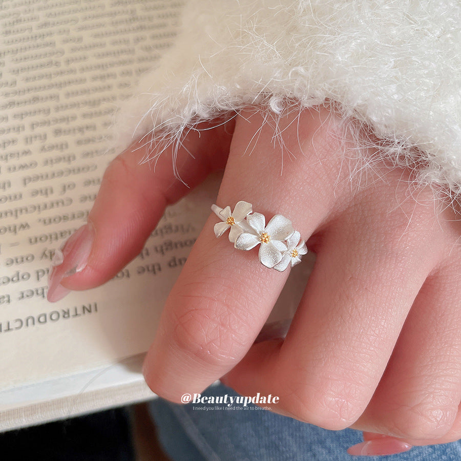 Anello Aperto Floreale Elegante da Donna Realizzato in Rame con Finitura Placcata, Ideale per l'Uso Quotidiano e per Essere Indossato Insieme ad Altri Anelli