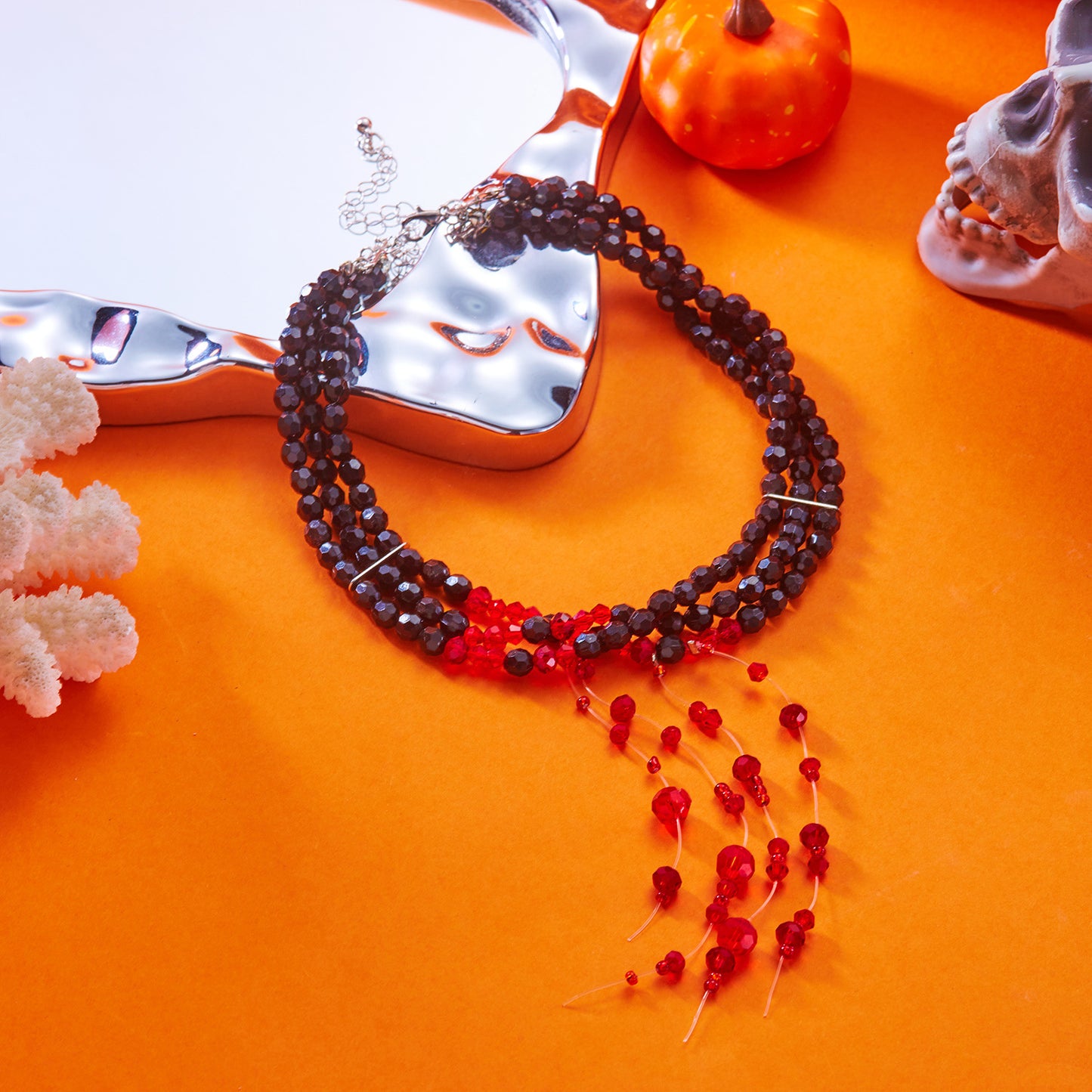 Collana pendente geometrica da donna stile gotico vintage scuro con perline di cristallo e dettagli fatti a mano