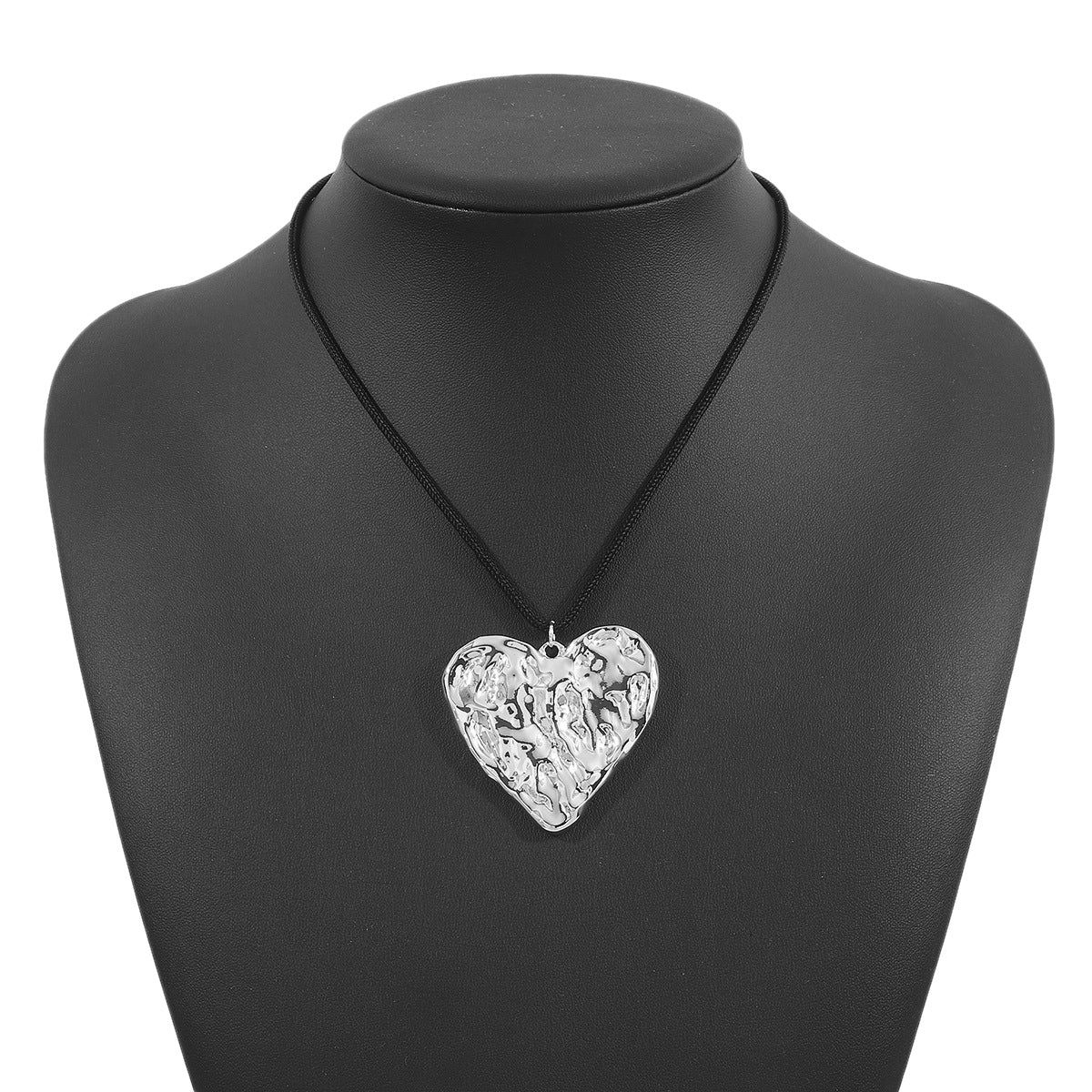 Minimalist Wrinkled Heart Pendant Necklace for Women Alloy Electroplated Adjustable Choker with Geometric Accent