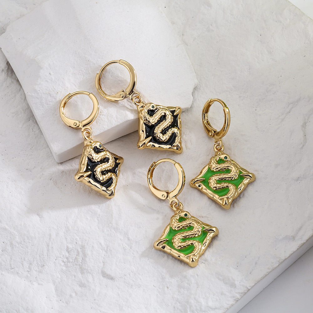 Orecchini minimalisti geometrici in rame con placcatura in oro 18 carati e smalto con motivo Totem del Serpente per donna