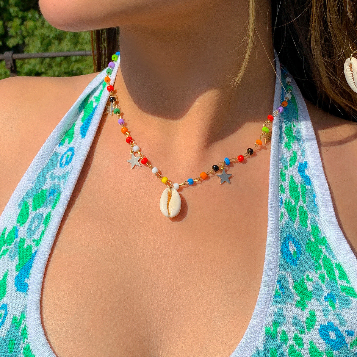 Collana Minimalista a Nappa a Forma di Stella con Finitura Galvanizzata per Donna, con Perline Colorate e Ciondolo a Conchiglia su Catena a Sfere