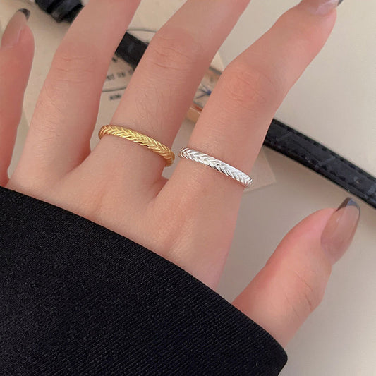 Anillo Minimalista de Plata de Ley 925 con Cuerda Geométrica