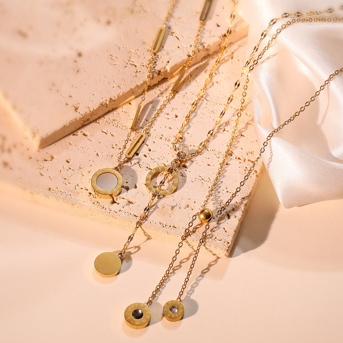 Collana minimalist geometrica da donna in acciaio al titanio con placcatura in oro e intarsi in zirconi, catenina clavicolare alla moda