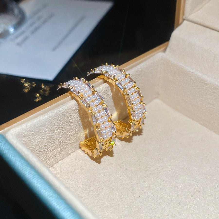 Pendientes Minimalistas Geométricos en Forma de C con Perlas, Incrustaciones de Zirconia y Postes de Plata Bañados en Oro para Mujer