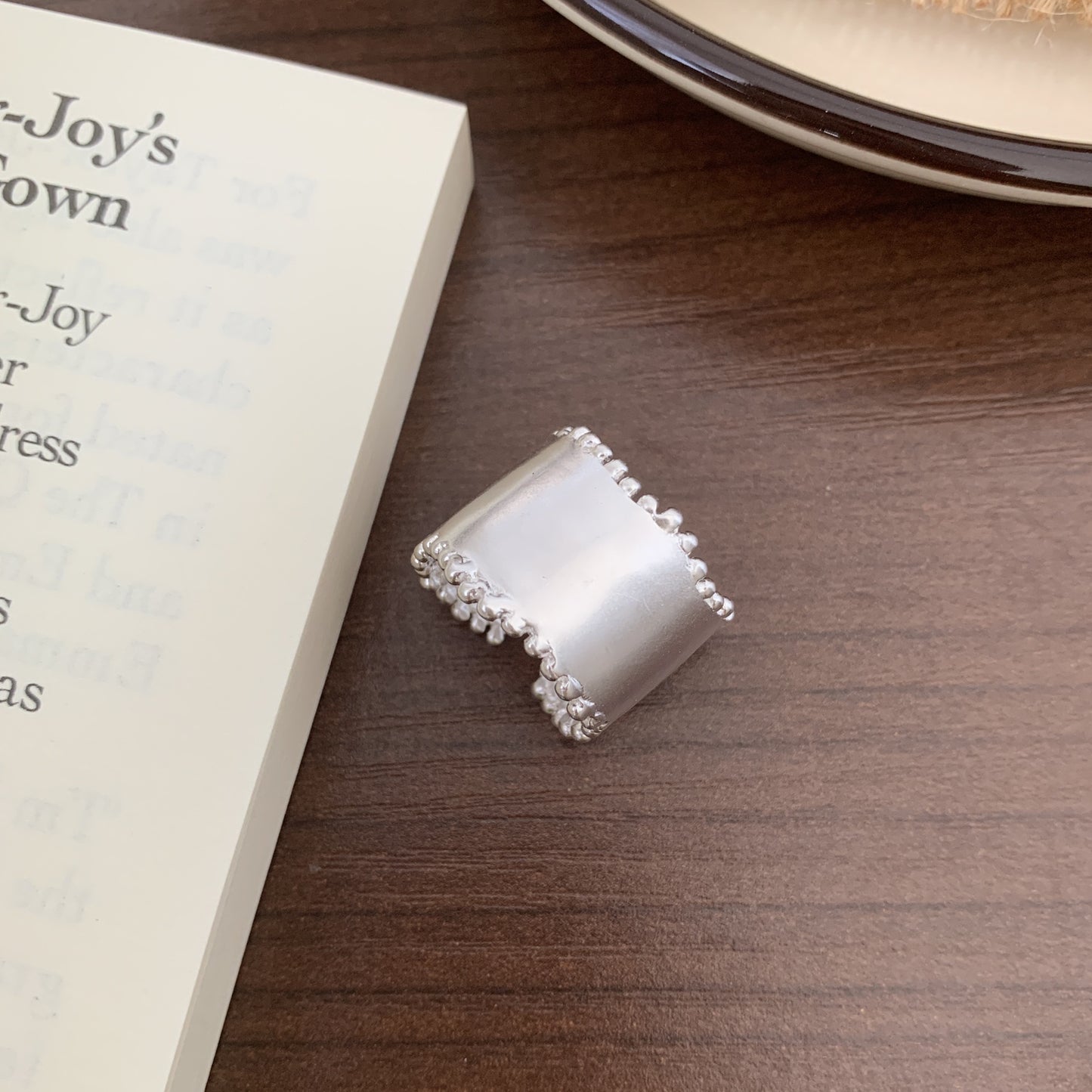 Anello da donna minimalista geometrico in argento sterling 925 con fascia larga lucida e texture effetto acqua