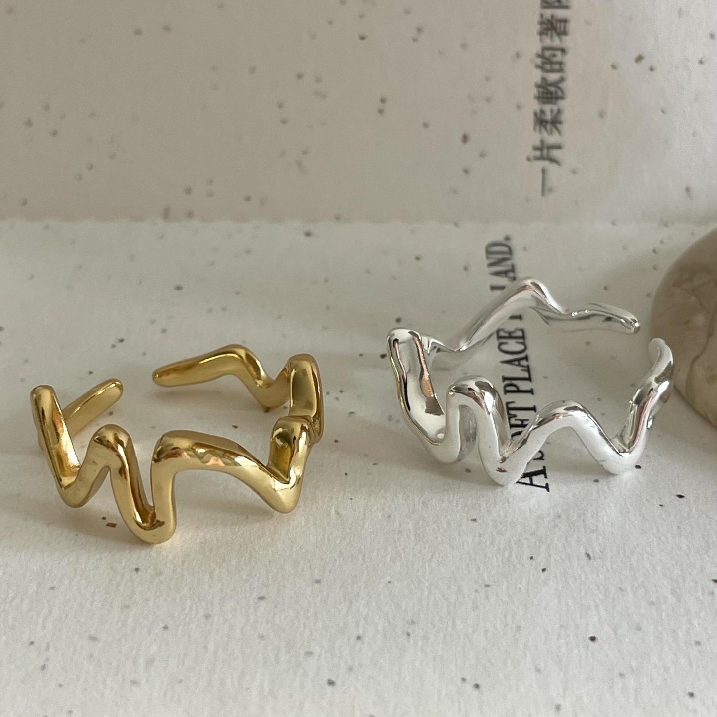 Anillo de Plata de Ley 925 Minimalista Geométrico con Línea Irregular y Motivo de Nota Musical para Mujer