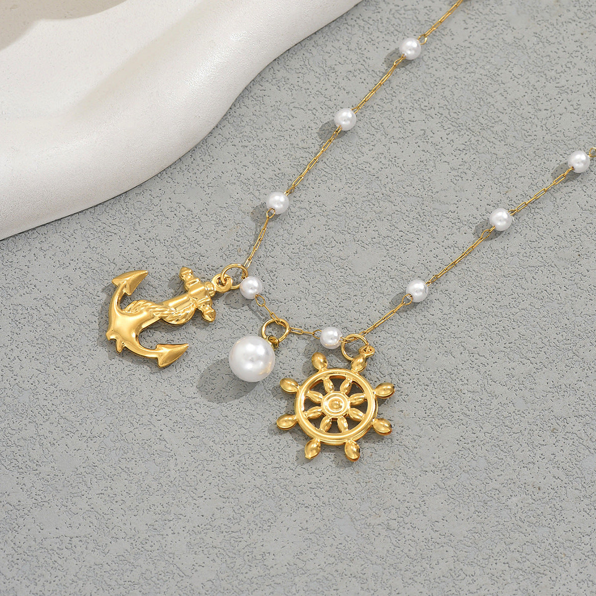 Collar con colgante de ancla geométrica para mujer con incrustaciones de perlas en cadena de cobre