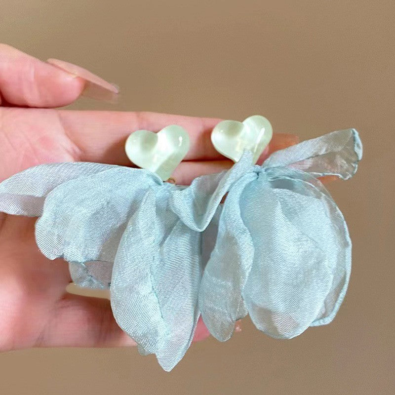 Orecchini floreali delicati con perni in argento, borchie in rame elettrolitico con nappe fluenti, estetica fresca e dolce per donna