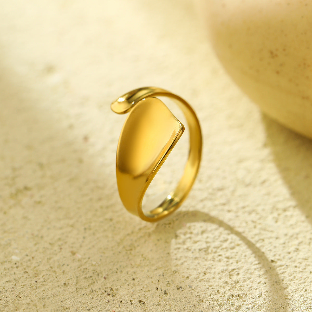 Anillo abierto minimalista de acero inoxidable geométrico pulido para mujer con diseño asimétrico