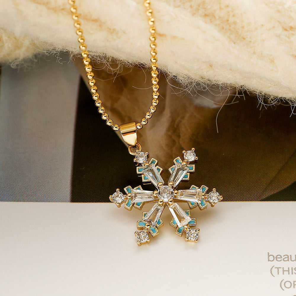 Collana con ciondolo a cuore e fiocco di neve minimalista da donna in rame con placcatura in oro vero e intarsio in zirconi