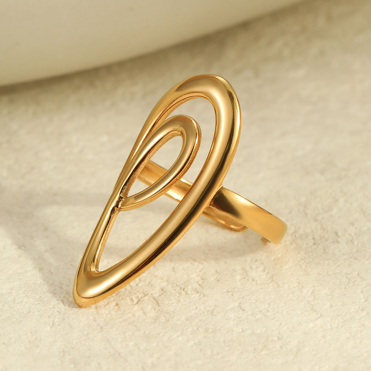 Anillo minimalista de acero inoxidable con chapado, diseño geométrico y tonos fríos para mujer