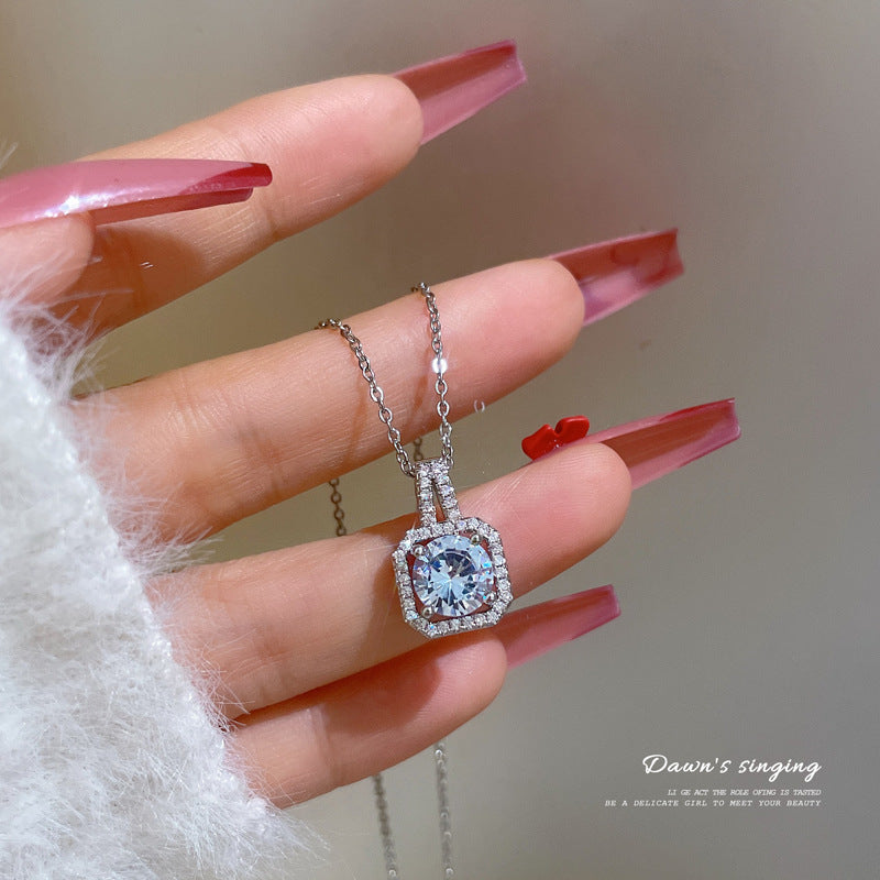 Collana Minimalista con Catena a Labbra in Acciaio al Titanio con Pendente in Rame e Intarsio di Strass