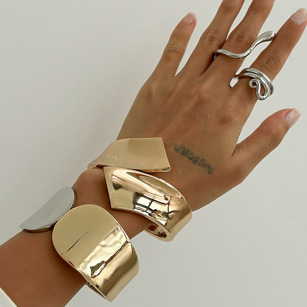 Bracciale geometrico minimalista in lega a forma di serpente con chiusura a molla da donna