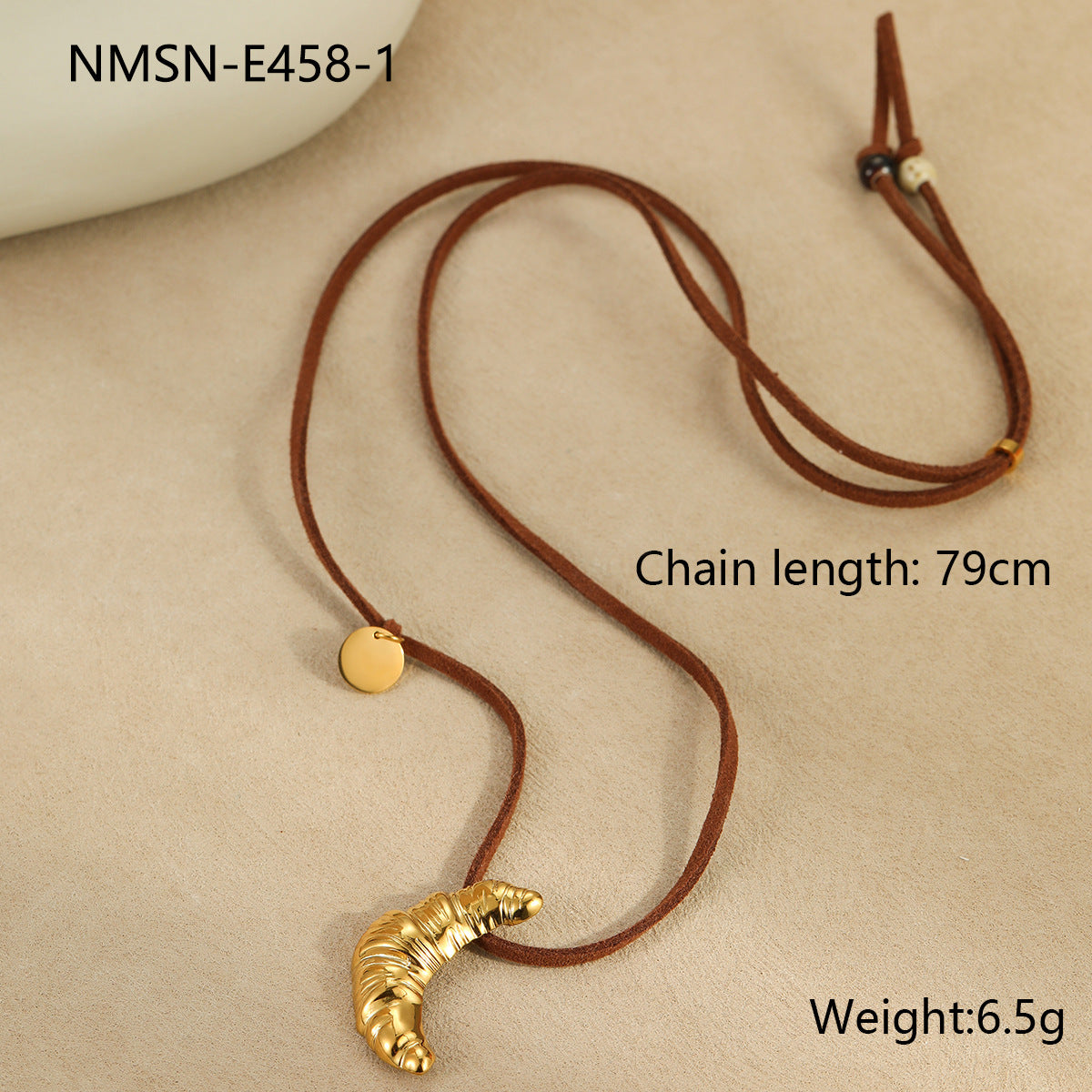 Elegante collar con colgante de cruasán geométrico para oficinista de acero inoxidable con baño de oro de 18 quilates en cordón de ante