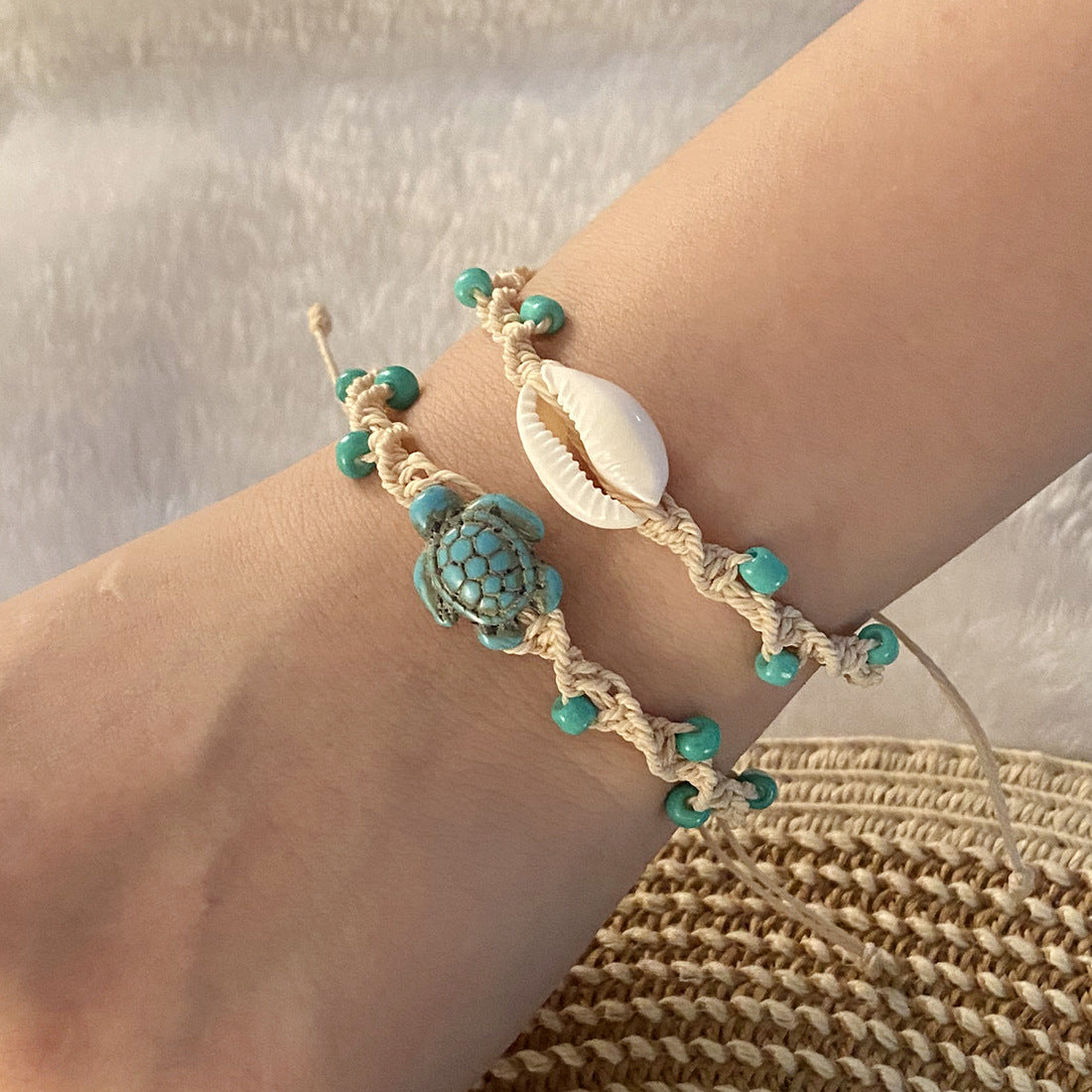 Bracciale da donna con conchiglia di tartaruga dal design originale, texture intrecciata di perline e accenti di conchiglie naturali