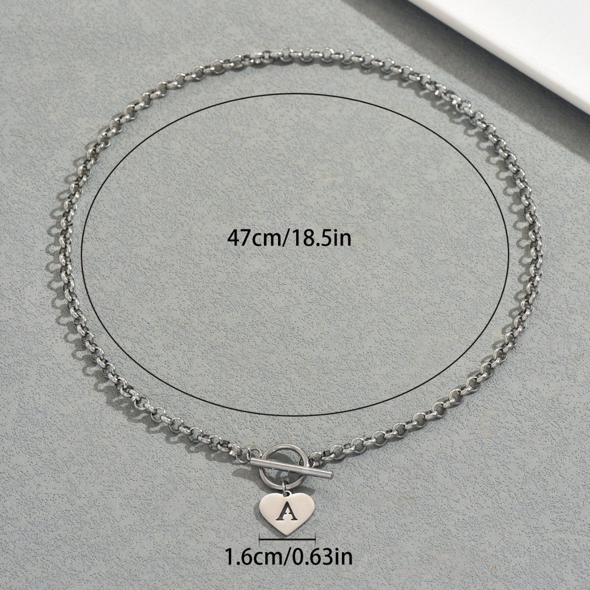 Collar con colgante de corazón minimalista y letra geométrica para mujer en aleación de zinc con acabado galvanizado