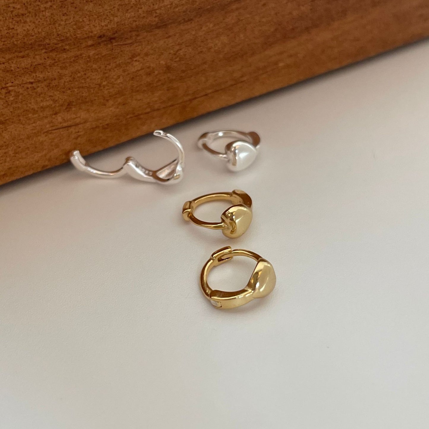 Pendientes de botón minimalistas con forma de corazón de plata de ley 925 con incrustaciones de perlas para mujer