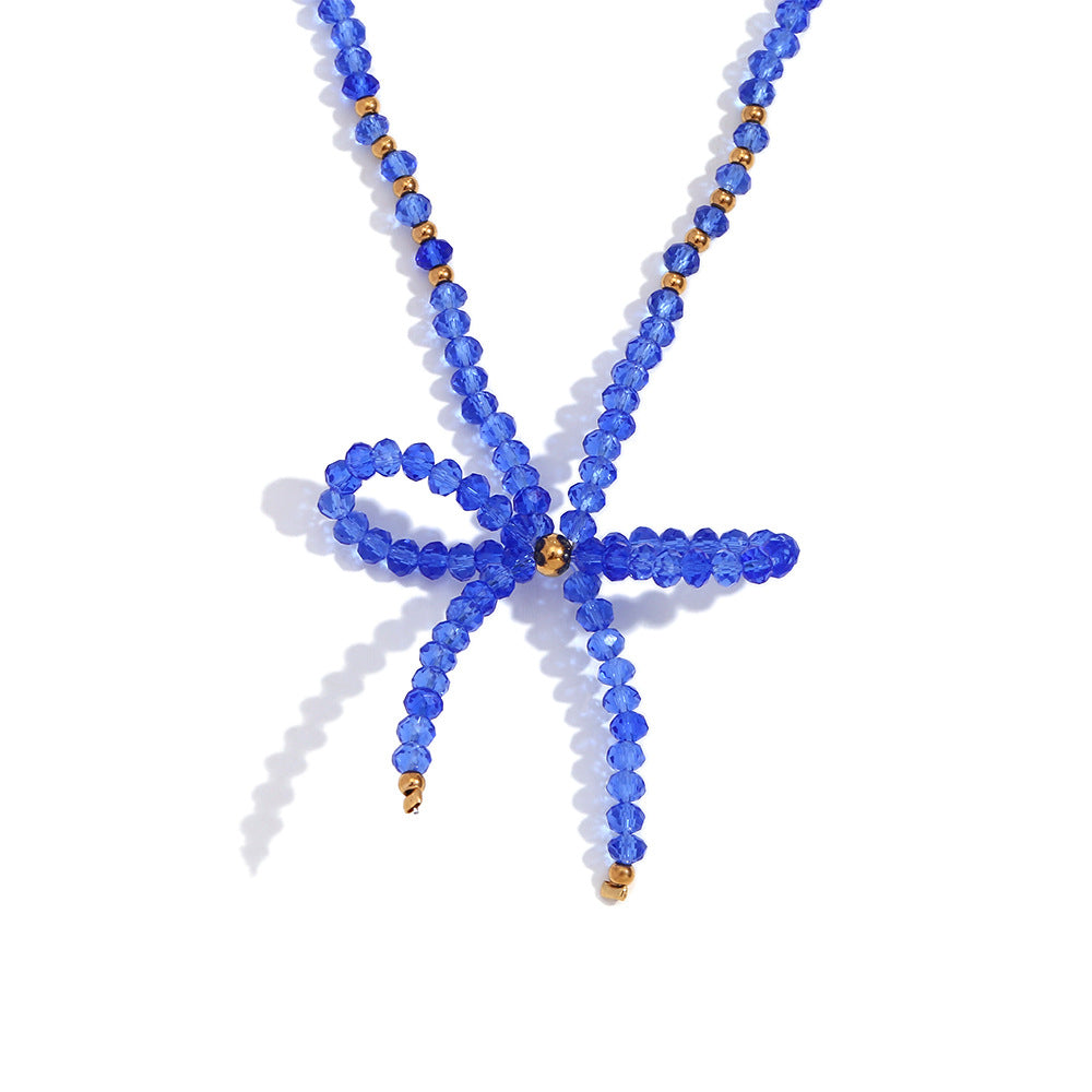 Elegante collar con colgante de acero inoxidable en forma de lazo para mujer con detalles de cristal facetado azul y acabado galvanizado