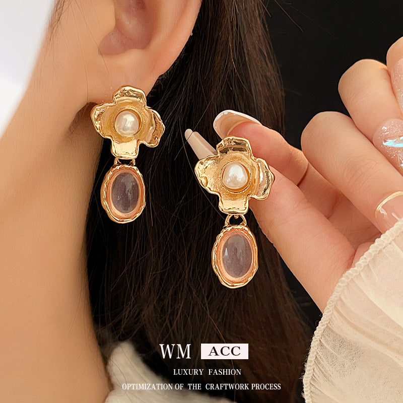 Pendientes de perlas geométricos de estilo vintage con base de aleación chapada en oro y postes de acero inoxidable para mujer