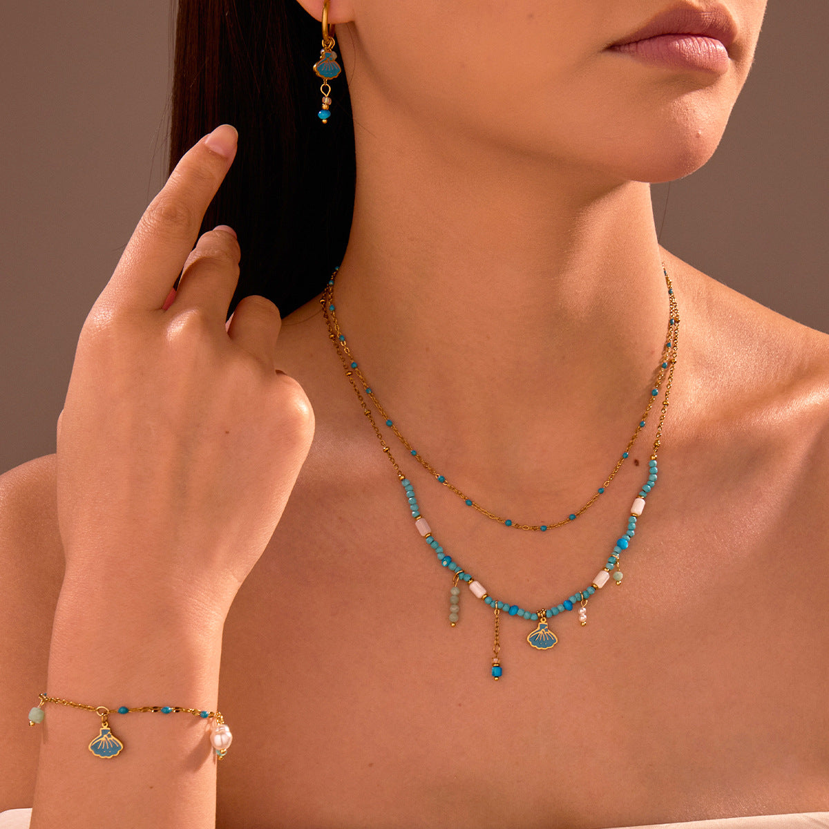 Collana da Donna Minimalista alla Moda con Perline Geometriche in Acciaio Inox e Dettagli in Conchiglia