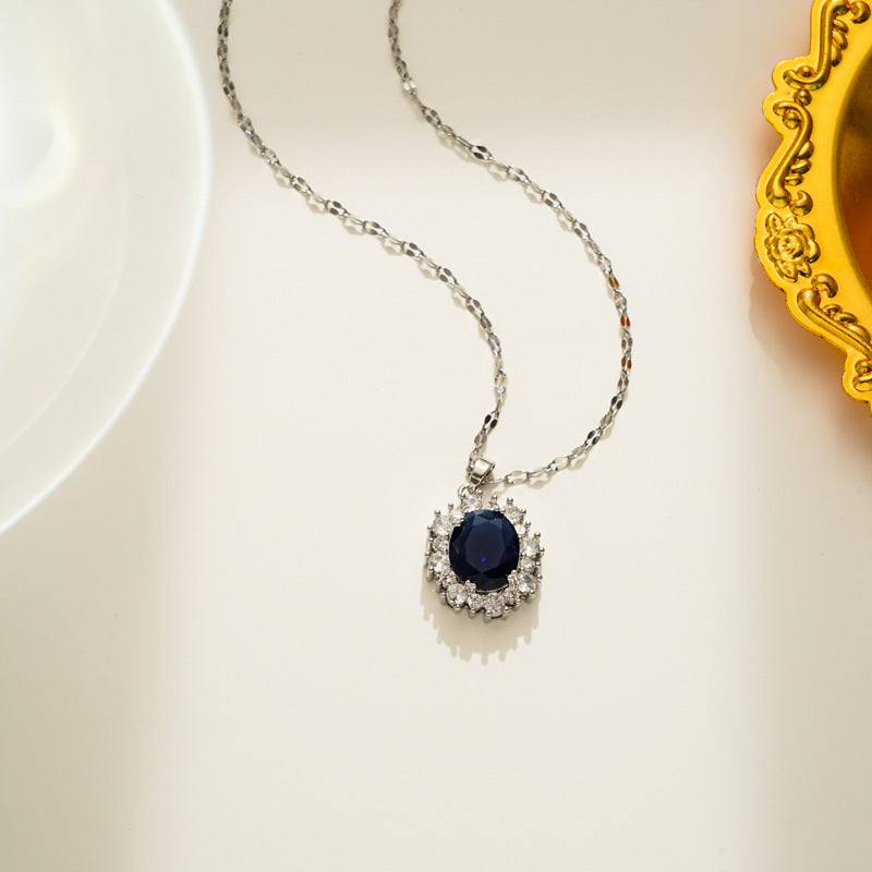 Elegante collar de acero de titanio con colgante ovalado de circonita cúbica microengarzada en cadena ondulada para mujer