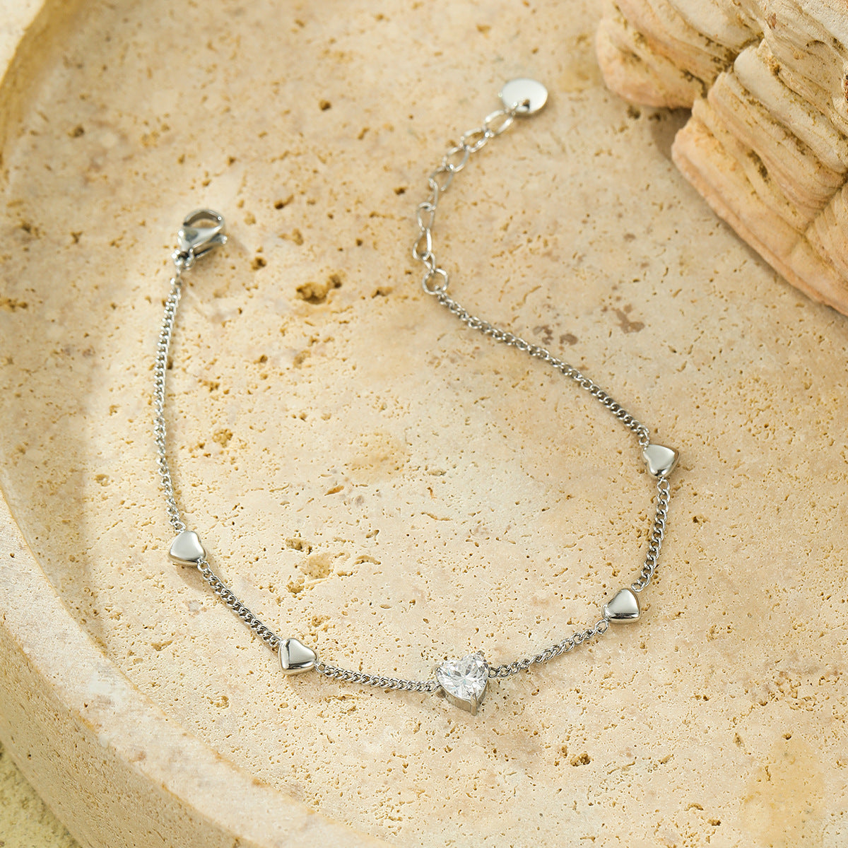 Bracciale minimalista da donna in acciaio al titanio a forma di cuore con placcatura in oro 18 carati e intarsio di zirconi