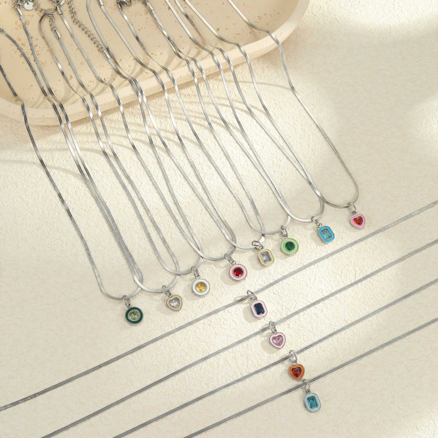 Collana minimalistica geometrica in acciaio inossidabile con intarsio di zirconi colorati per donna, catena clavicola galvanizzata