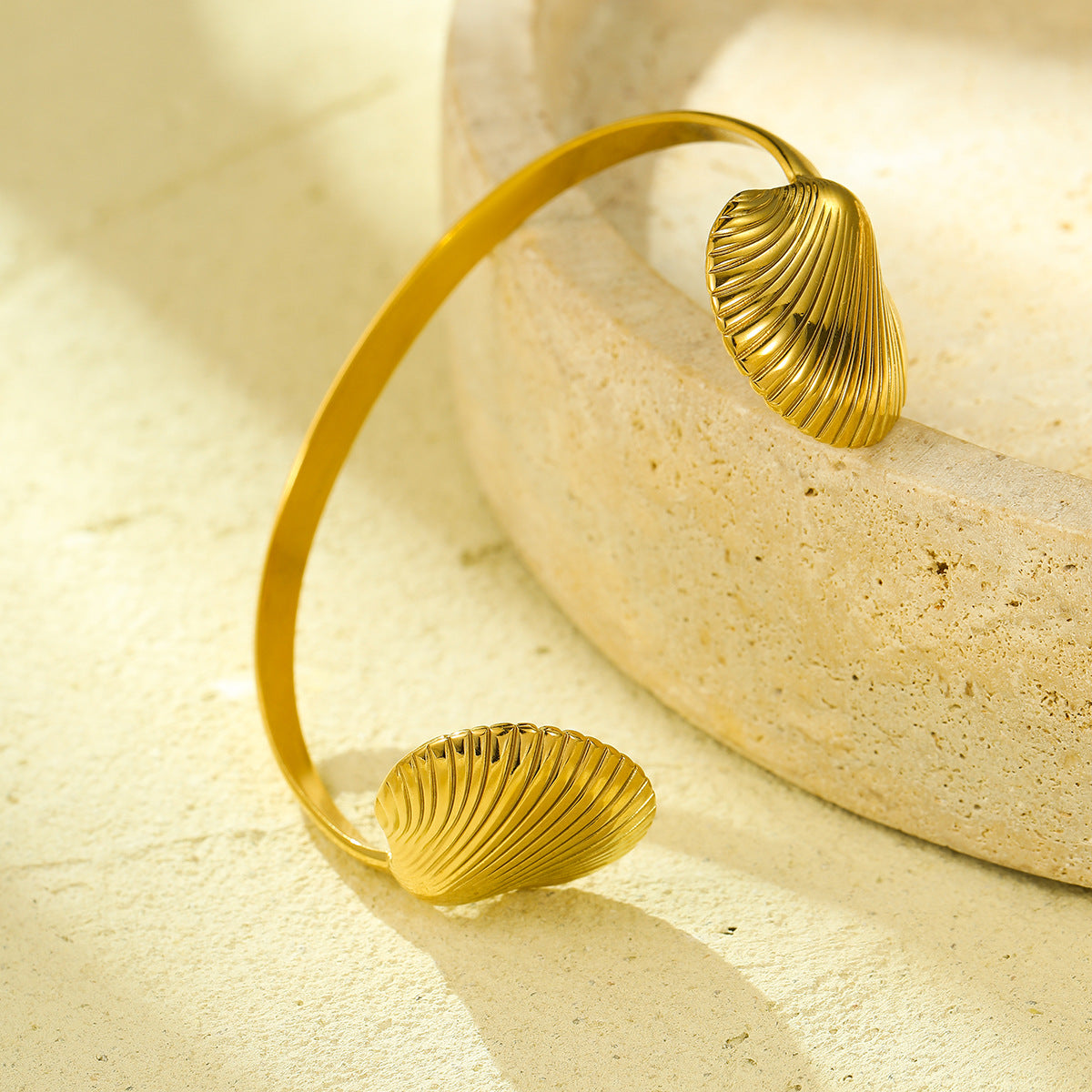 Juego de anillo y pulsera abierta de acero inoxidable chapado en oro de 18 quilates con forma de estrella de mar y concha vintage