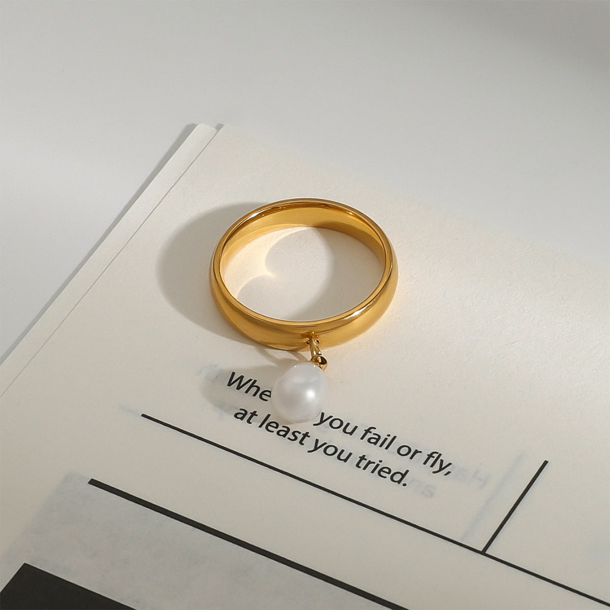 Anello geometrico minimalista in acciaio inossidabile con intarsio di perle da donna, accessorio di lusso elettroplaccato alla moda