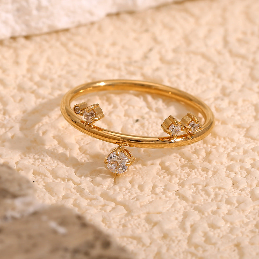 Anello da donna creativo in acciaio inossidabile geometrico con placcatura in oro 18 carati e strass bianchi microincastonati