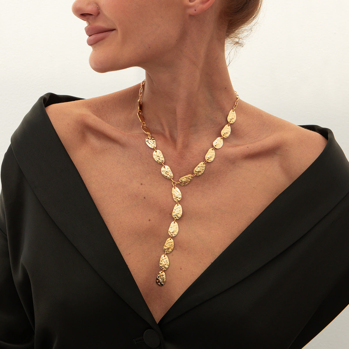 Collana a Y da donna con texture martellata irregolare, pendente geometrico in metallo con finitura placcata, catena lunga minimalista alla clavicola