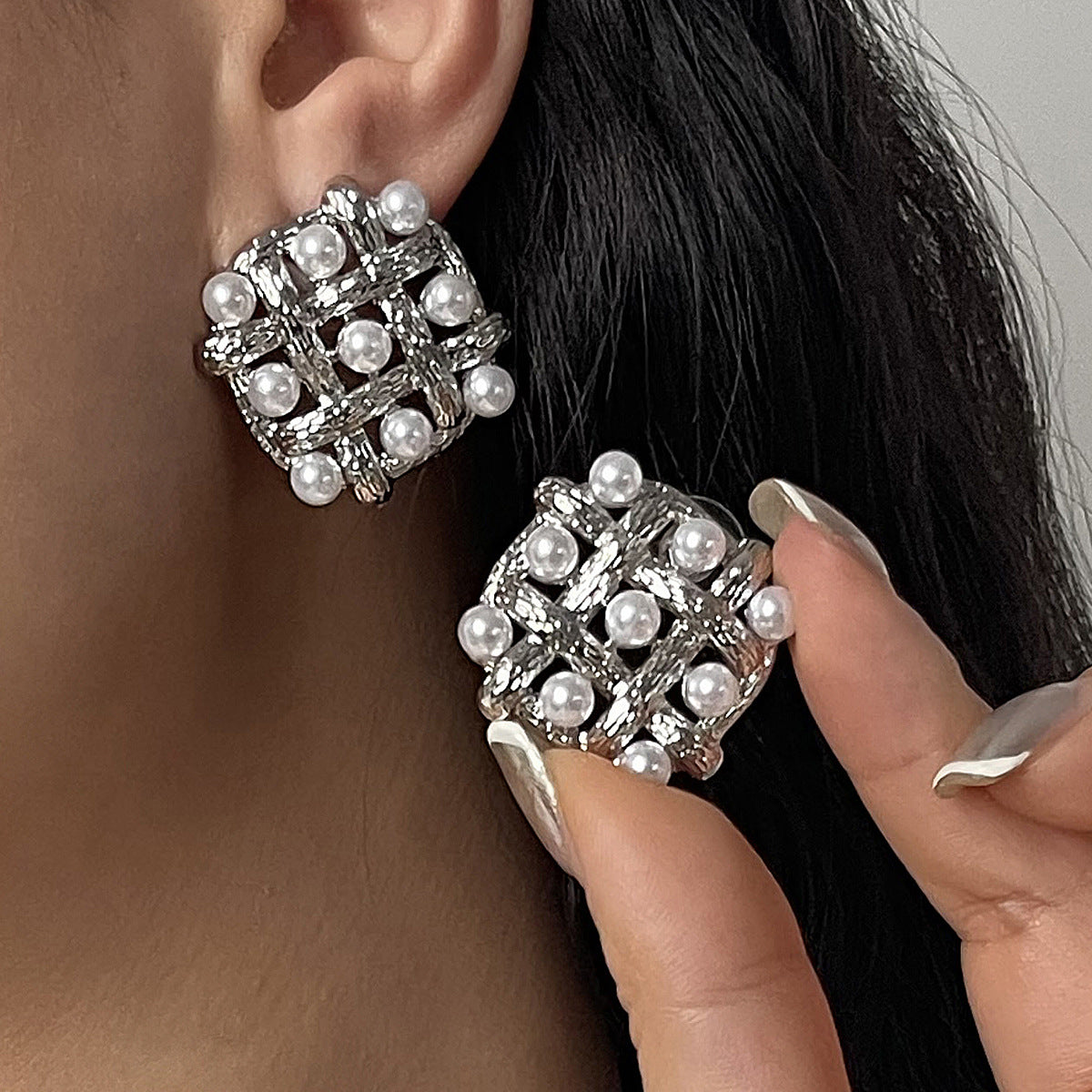 Elegantes Pendientes de Aro Geométricos Estilo Hepburn de Aleación con Incrustaciones de Perlas y Diseño Calado Tejido