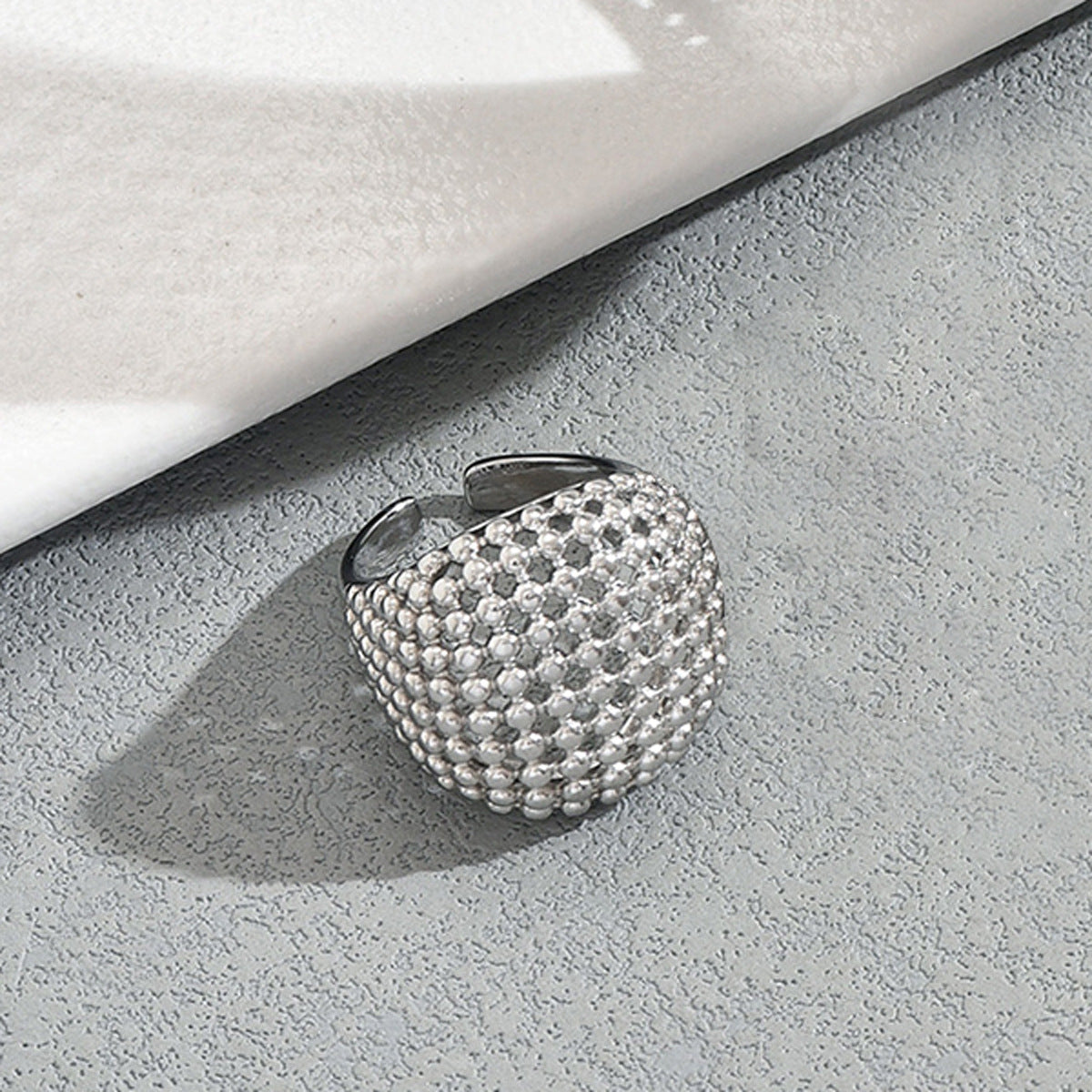 Set di gioielli placcati in lega di zinco con bracciale, orecchini e anello a forma geometrica traforata da donna