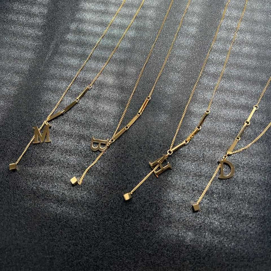 Collana con pendente a forma di lettera D minimalista in acciaio al titanio placcato oro vero da donna