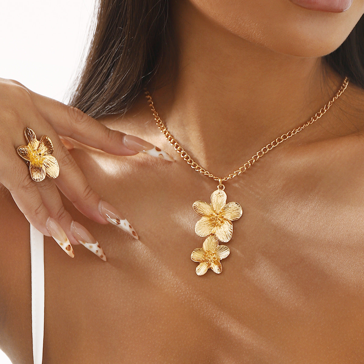 Collar de aleación floral vintage con acabado chapado para mujer