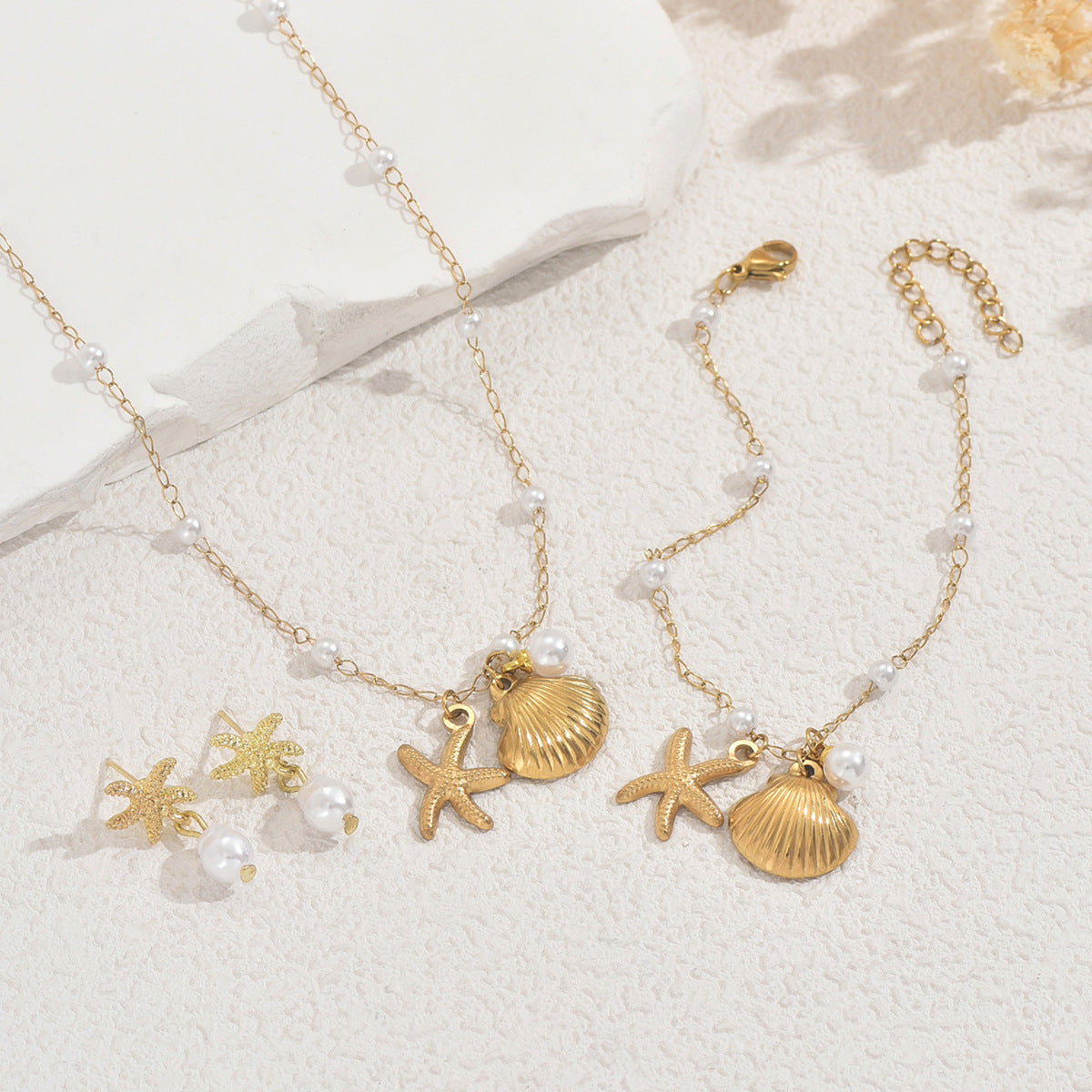 Conjunto de pendientes, pulsera y collar de mujer de conchas y perlas inspirado en el océano, con motivo de estrellas de mar y artesanía incrustada