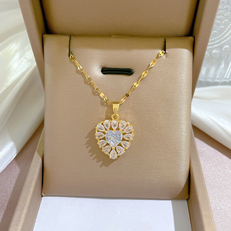 Collana con ciondolo a cuore placcato oro in acciaio al titanio di lusso per donna con strass, catena delicata per clavicola